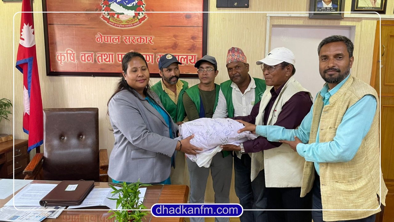 चुरे संरक्षणका लागि मेची–महाकाली अभियानको हस्ताक्षर मन्त्रीलाई बुझाइयो