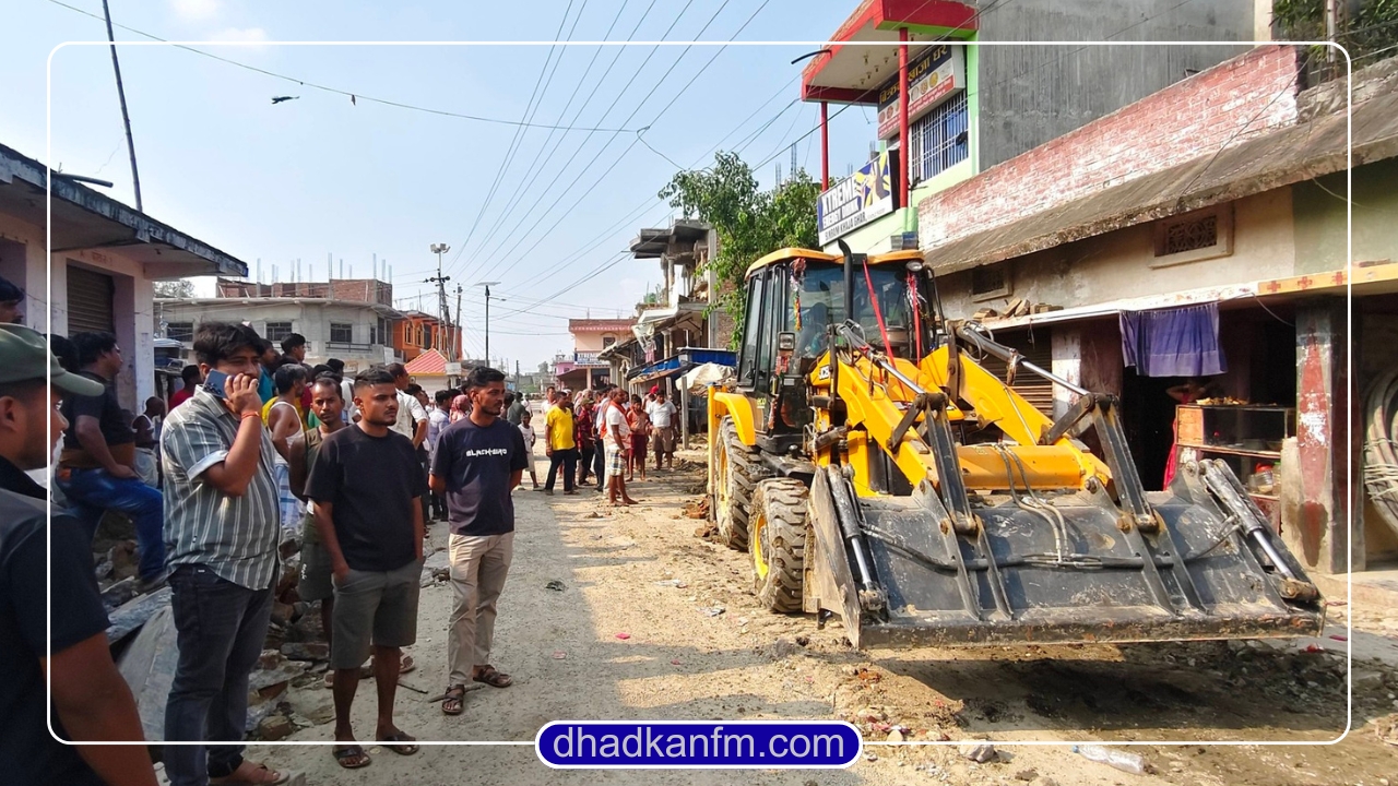 सडक विस्तारका लागि सिसौट बजारमा चल्यो डोजर